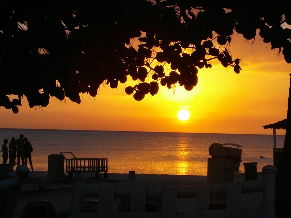 ジャマイカの夕日。たまにはロマンチックなオトナだけの時間を持つことも必要では？